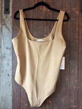 Good American Neutral Tan Scoop-Neck Bodysuit